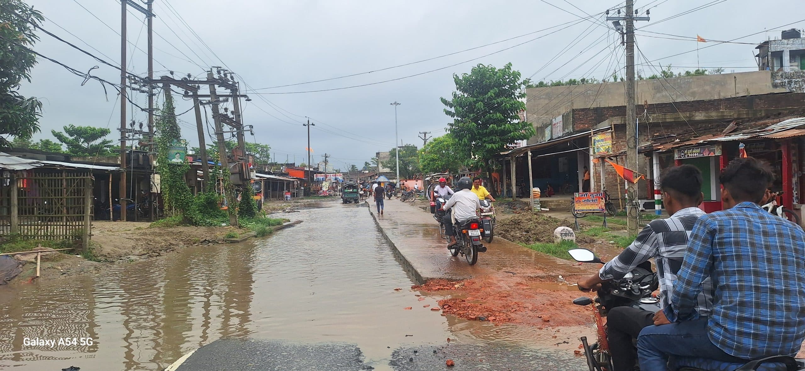 मूसलाधार बारिश से जल-जमाव,आवागमन में हो रही परेशानी