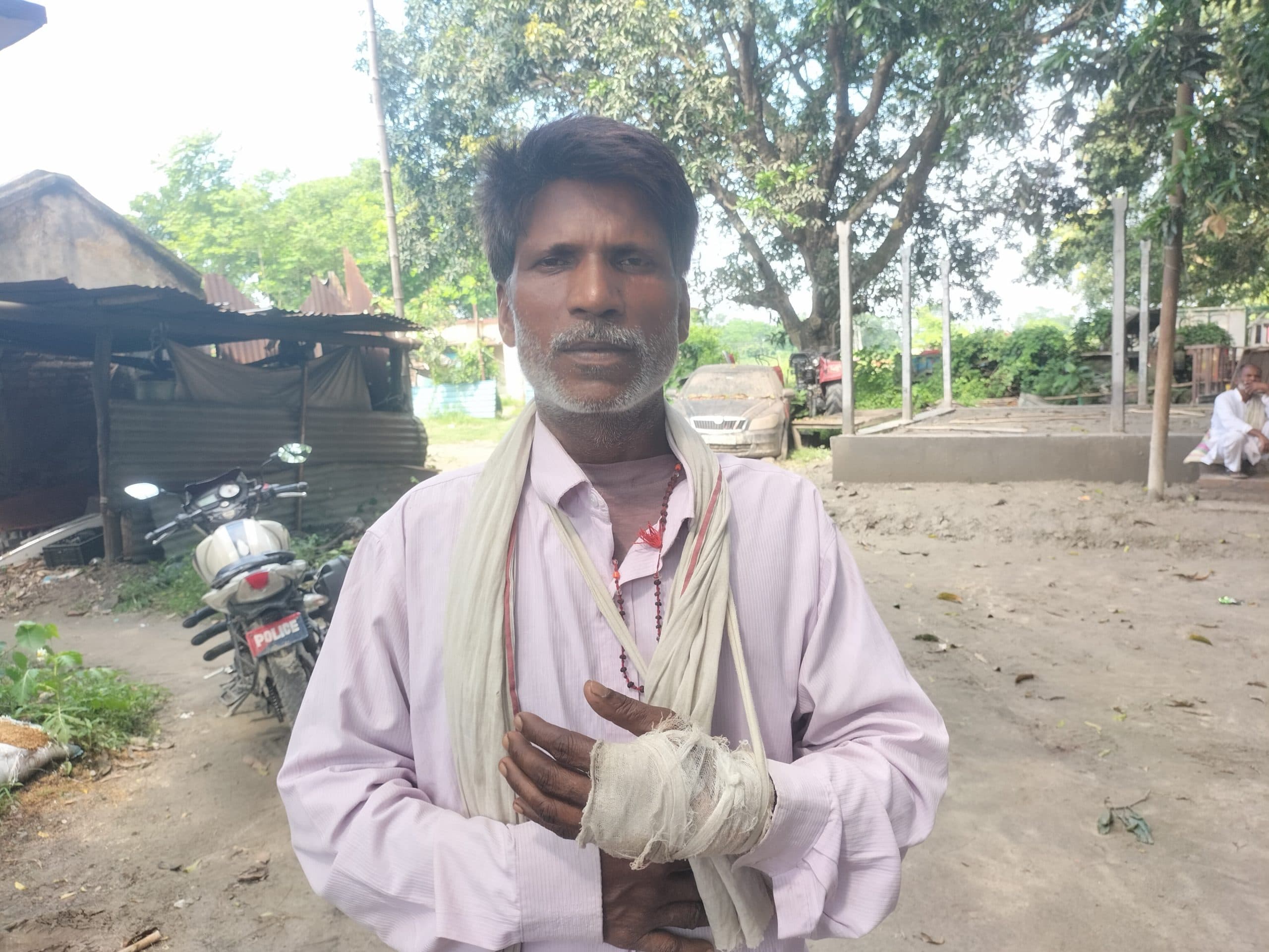 मोबाइल पर अश्लील फोटो भेजने का विरोध करना पिता-पुत्र को पड़ा महंगा, आरोपियों ने की पीटाई