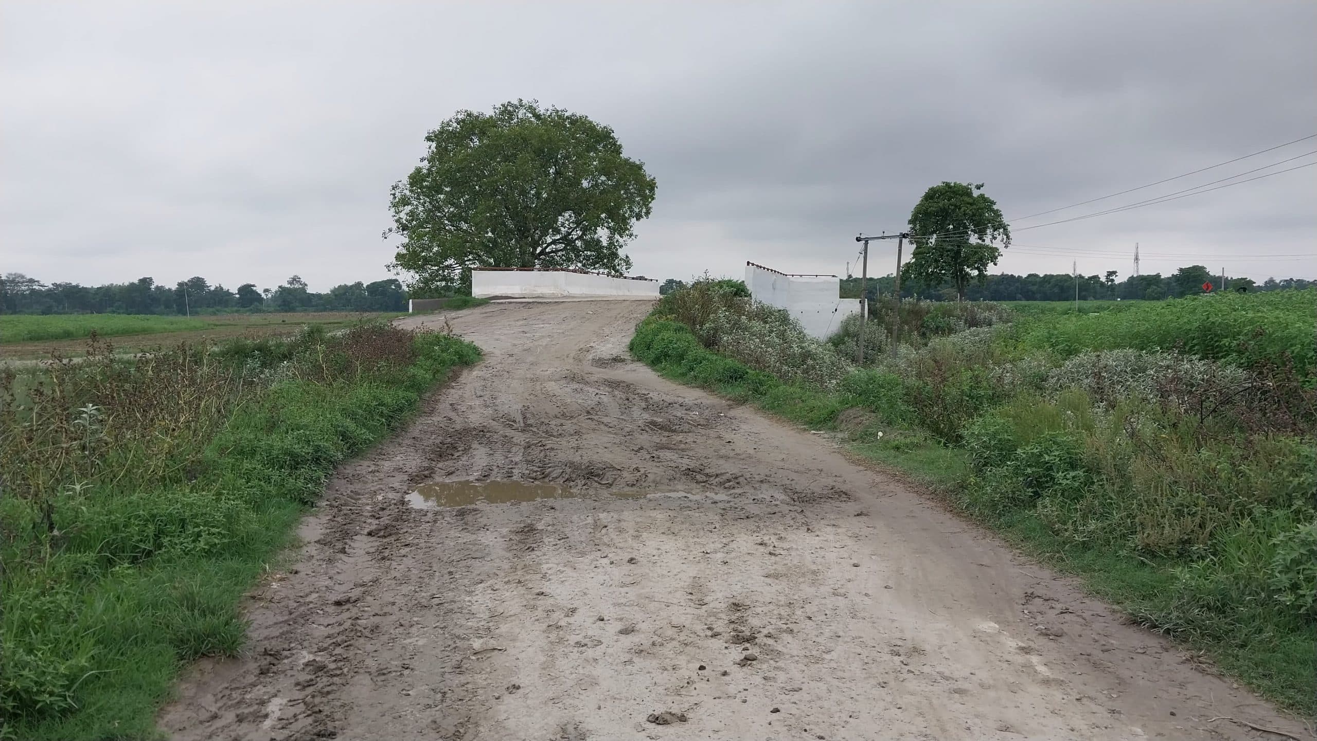 एप्रोच पथ के अभाव में अधूरा पुल निर्माण बना, ग्रामीणों के लिये बना मुसीबत