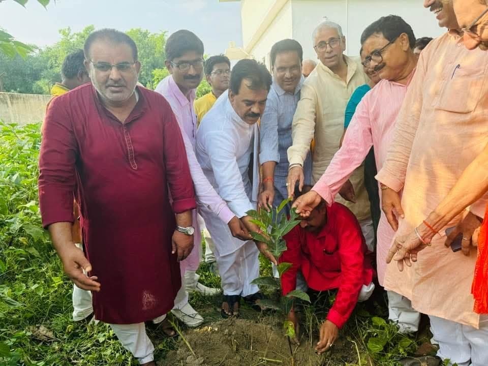 भाजपा किसान मोर्चा किया पौधरोपण, पर्यावरण संरक्षण का दिया संदेश