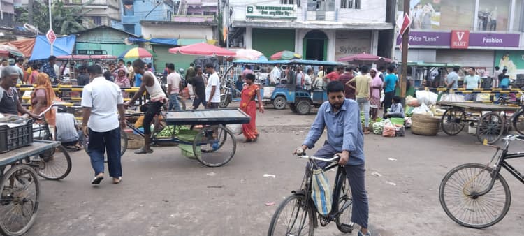 न्यू मार्केट में डिवाइडर के बीचों-बीच फिर से सजने लगीं दुकानें