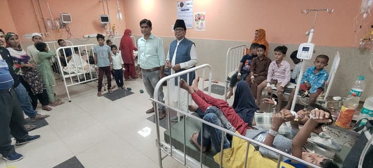 जहरीला फल खाने से एक दर्जन से अधिक बच्चे बीमार, जेएनकेटी मेडिकल कॉलेज में चल रहा है इलाज