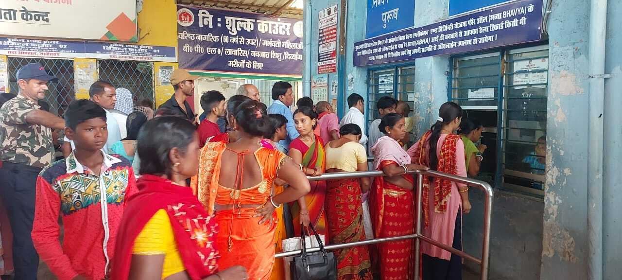 विद्युत आपूर्ति बाधित रहने से सदर अस्पताल में मरीजों को हुई परेशानी