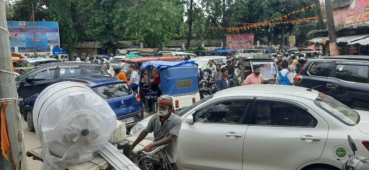 दिन के एक बजे नगर निगम चौराहे पर लगा महाजाम