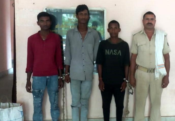 महिला सहित तीन शराब तस्कर व एक शराबी गिरफ्तार