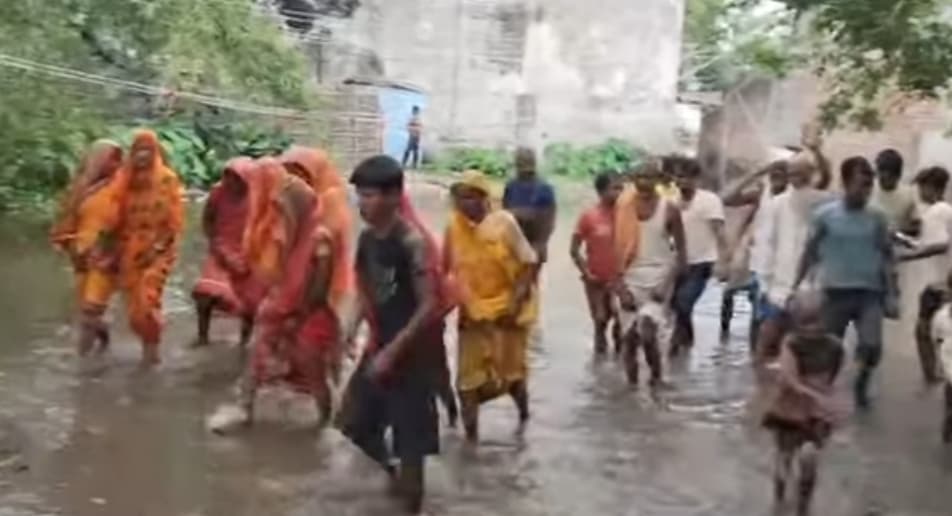 पथराहा महादलित बस्ती में आजादी के सात दशक बाद भी नहीं बना सड़क, किया आक्रोश प्रदर्शन