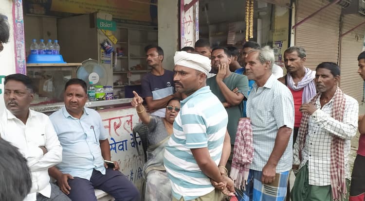 नप क्षेत्र का गंदे नाले का पानी पंचायत में जाने से किरकिचिया के आक्रोशित किसानों ने कर दिया था मेन ड्रेन जाम