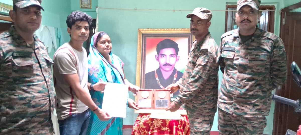 गौरव का पल: कारगिल युद्ध के 25 वर्ष पूरा होने पर बलिदानी नीरज कुमार की पत्नी को प्रदान किया गया प्रशस्ति पत्र