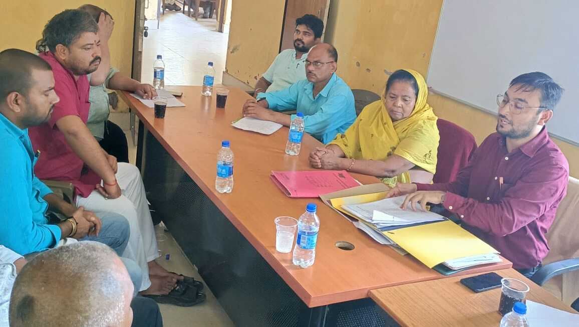 बाढ़ पूर्व तैयारियों को लेकर बड़हिया में अनुश्रवण समिति की बैठक, जनप्रतिनिधियों ने जतायी गंभीर चिंता