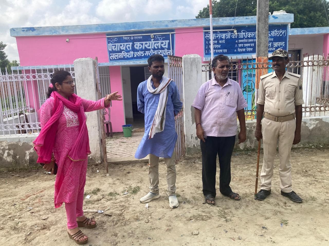 मरौना बीडीओ ने लालमीनिया पंचायत में किया स्वच्छता कार्यों का निरीक्षण