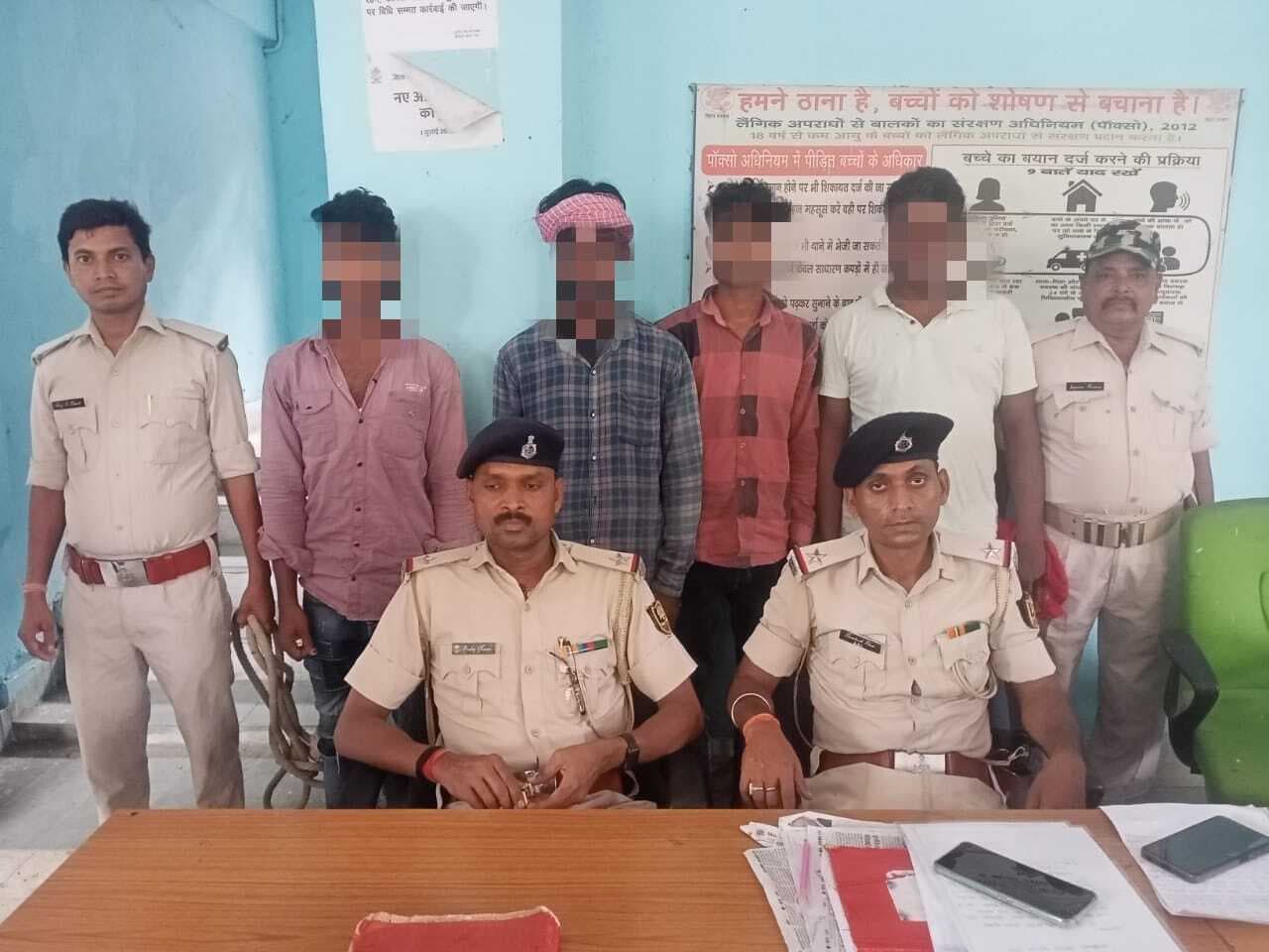 दो पिकअप महुआ के साथ पकड़े गये चार धंधेबाज