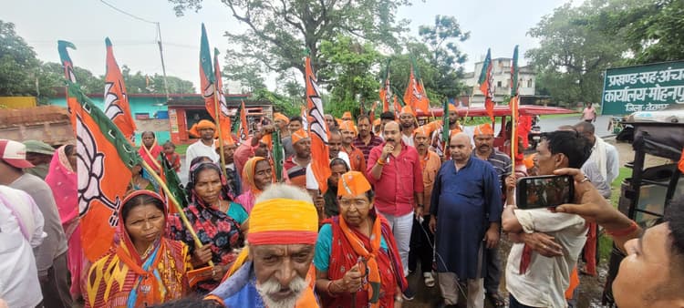 Deoghar news : जनसमस्याओं को लेकर सरकार पर गरजे पूर्व विधायक, सौंपा ज्ञापन