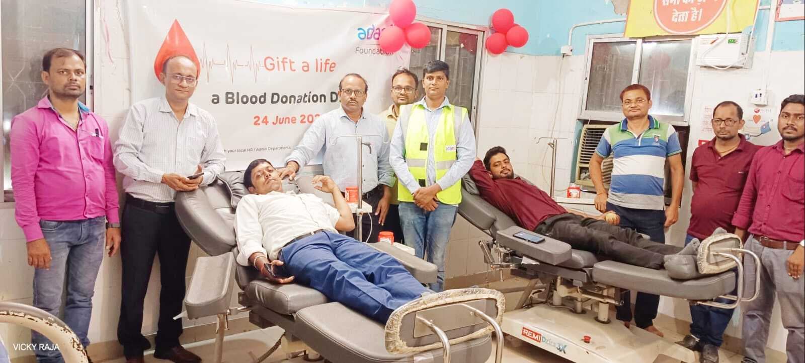 एसबीआइ बैंक के कई कर्मचारियों ने किया रक्तदान