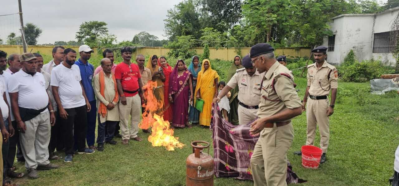 ग्राम रक्षा दल के सदस्यों को मिला आग से बचाव का प्रशिक्षण