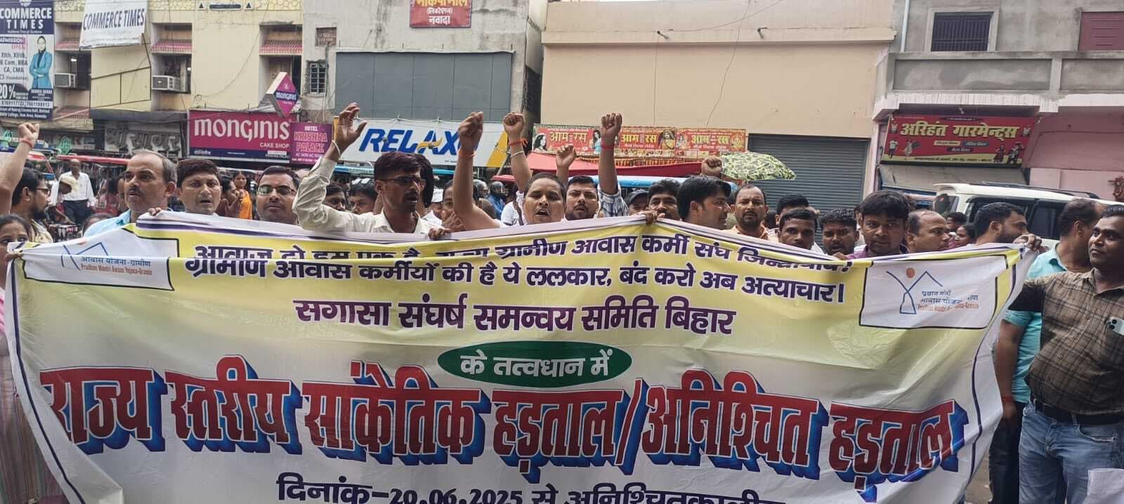 धरने पर बैठे आवास सहायकों ने जिलाधिकारी को सौंपा ज्ञापन