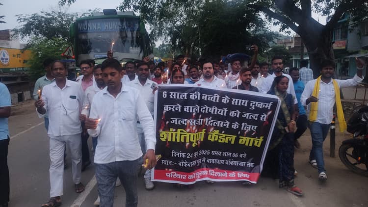 सामूहिक दुष्कर्म के विरुद्ध ग्रामीणों ने निकाला कैंडल मार्च