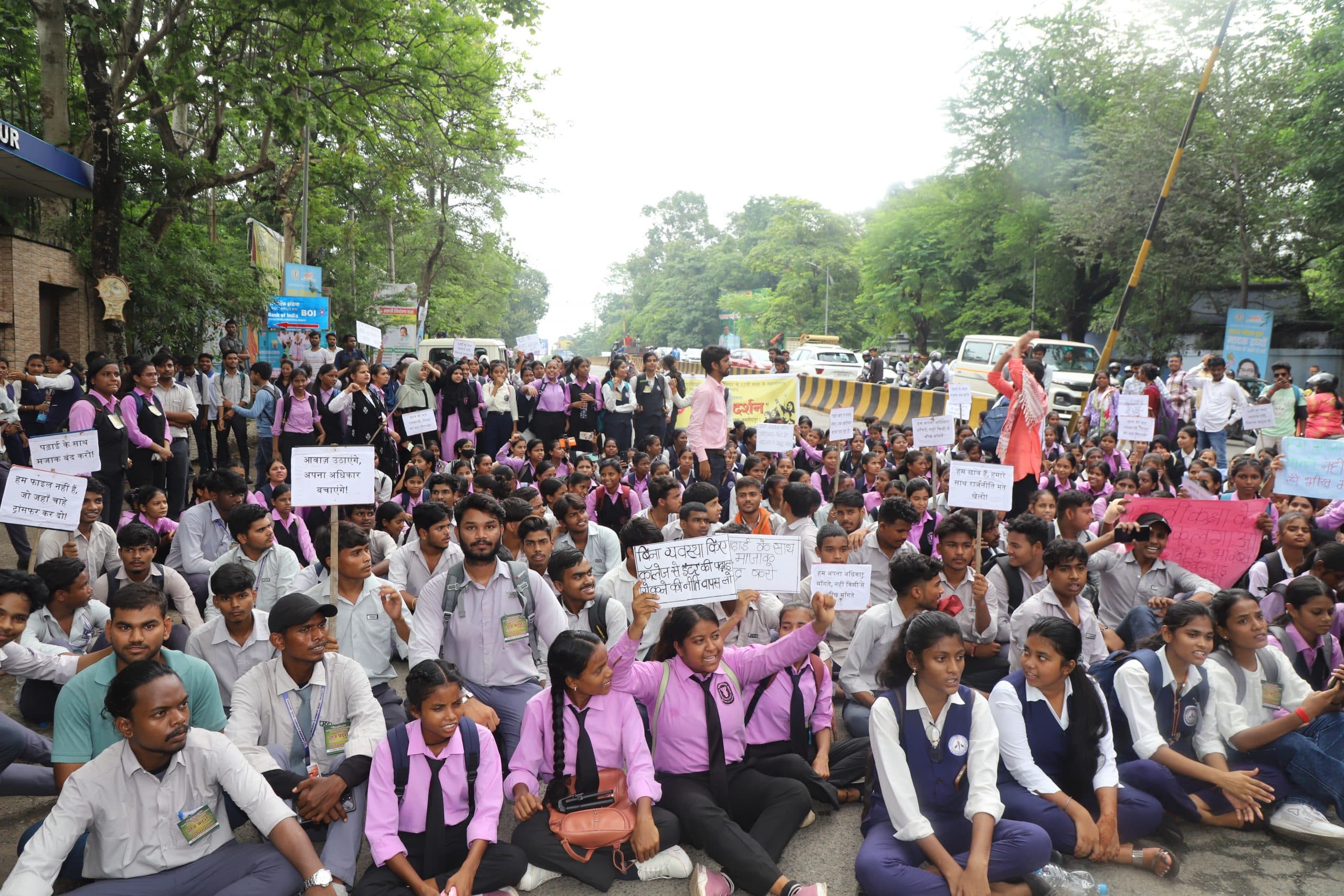 Jamshedpur news. अंगीभूत कॉलेजों से इंटर की पढ़ाई हटाने के खिलाफ छात्रों का डीसी ऑफिस पर प्रदर्शन