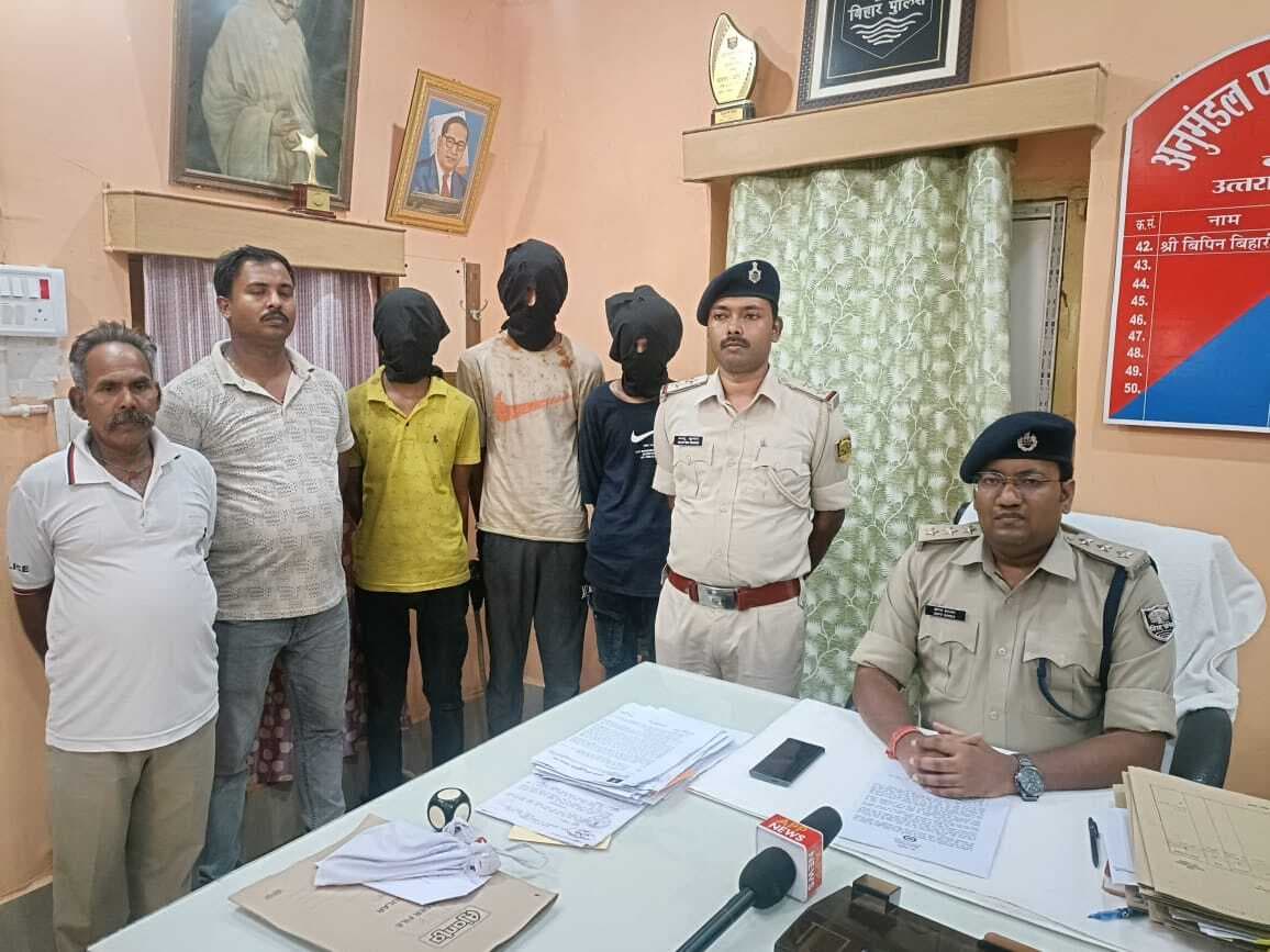 पिस्तौल, कारतूस, लूटी गई बाइक व मोबाइल के साथ तीन अपराधी गिरफ्तार