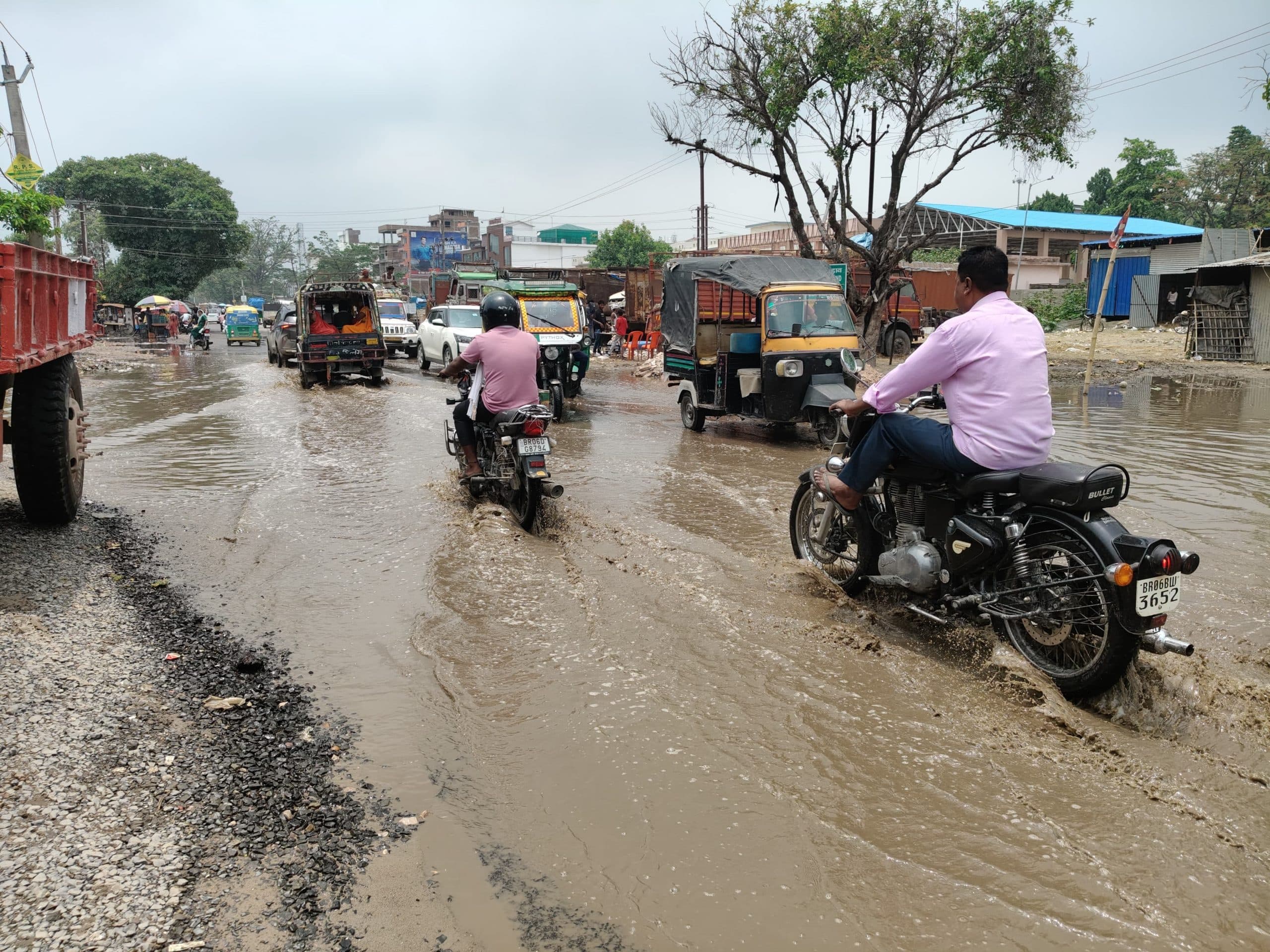 जीरोमाइल-अहियापुर में भीषण जलजमाव, जानलेवा बनी सड़कें