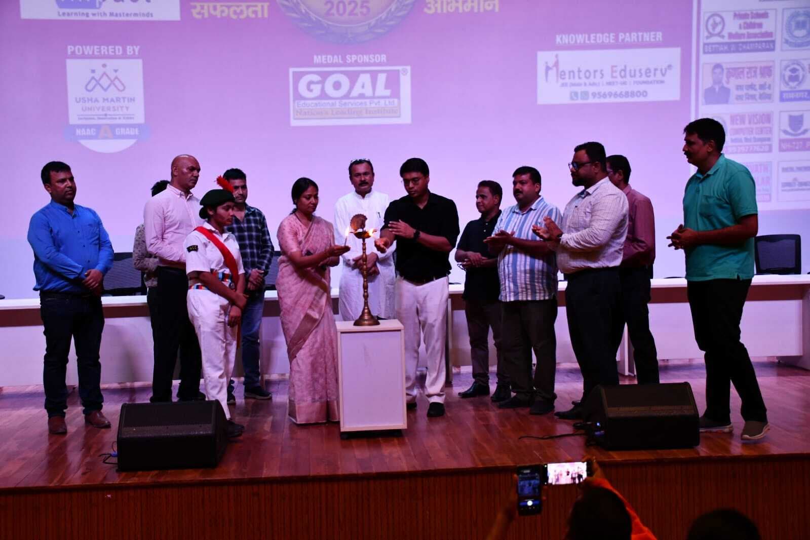 बेतिया में एक हजार प्रतिभावान बच्चों को मिला सम्मान, भरेंगे हौसलों की उड़ान