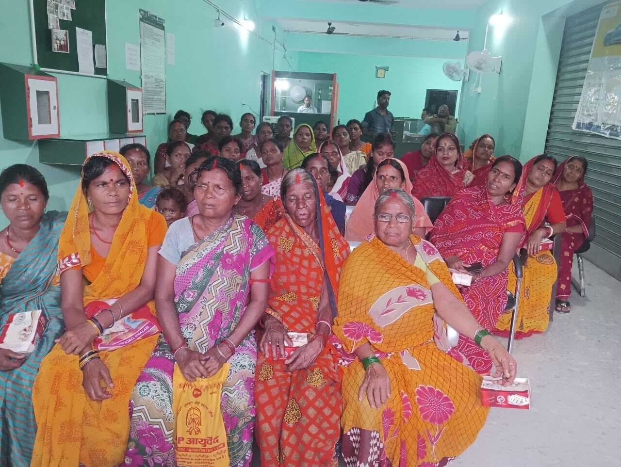 जेआरजी बैंक मैक्लुस्कीगंज में वित्तीय समावेशन शिविर लगा