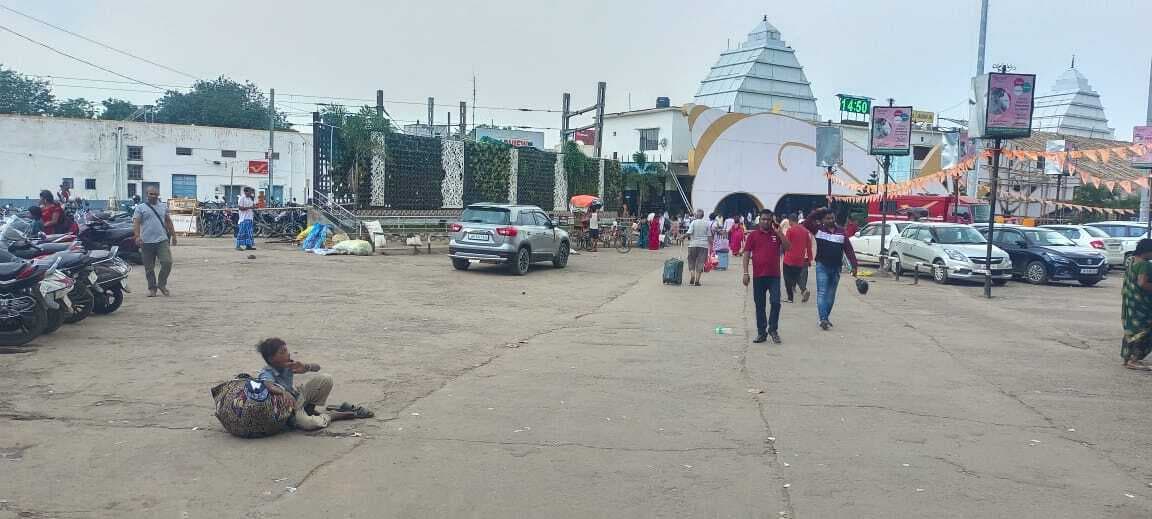 Deoghar news : जसीडीह स्टेशन के टिकट काउंटर के पास पूछताछ काउंटर को किया शिफ्ट