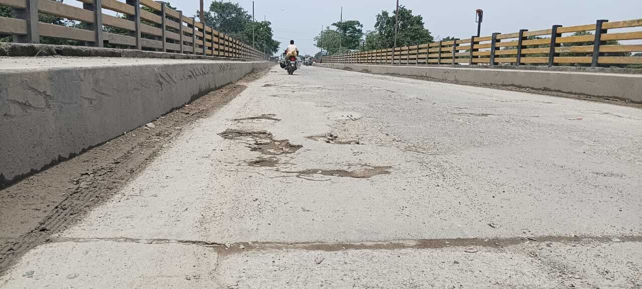 सड़क हादसे को आमंत्रण दे रहा डुमरी पुल पर बना गड्ढा