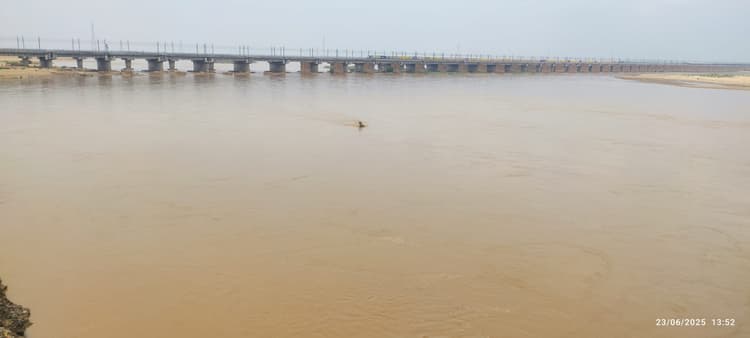 sasaram News : इंद्रपुरी बराज से सभी लिंक नहरों व सोन नदी में छोड़ा जा रहा पानी