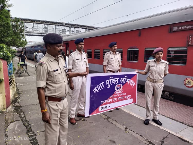रेल पुलिस ने स्टेशन पर चलाया नशा मुक्ति अभियान
