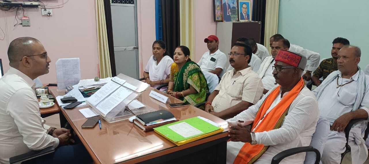 Madhubani News : एसडीएम ने राजनीतिक दलों के प्रतिनिधियों को दी मतदाता सूची की जानकारी