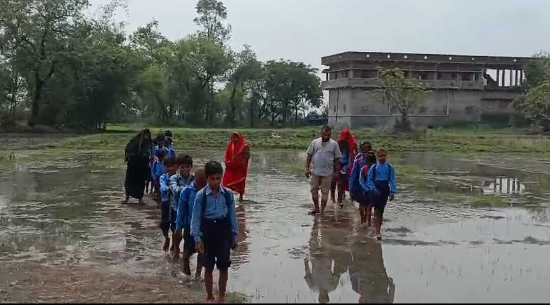 sasaram News : प्राथमिक विद्यालय लेहरा के स्टूडेंट्स पगडंडी के सहारे पहुंचते हैं स्कूल