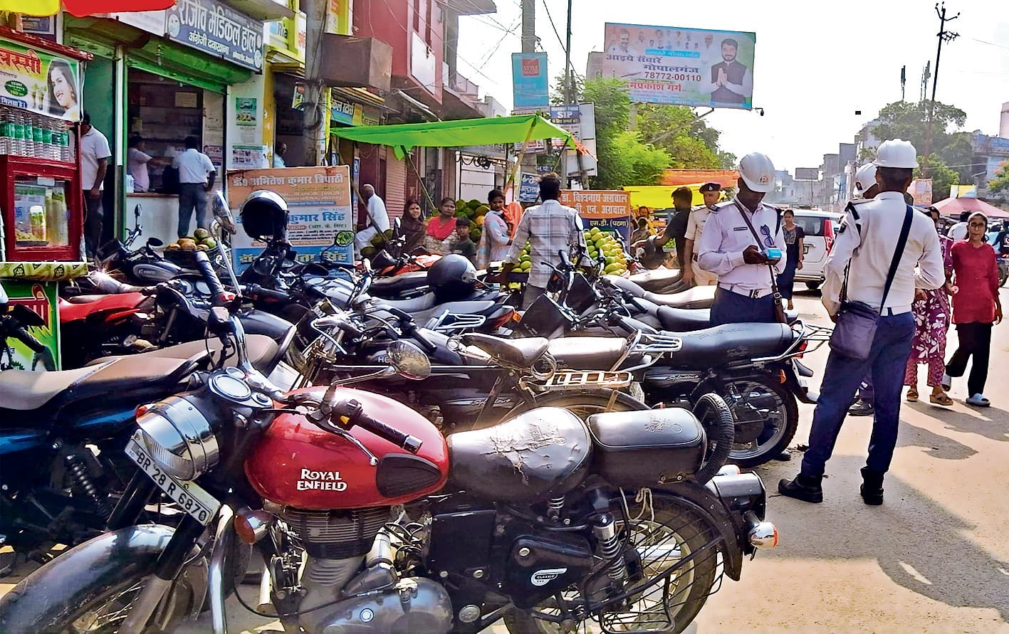 Gopalganj News  : शहर की सड़क पर उतरे ट्रैफिक डीएसपी, ठेला-खोमचा हटवाया, नो पार्किंग में खड़ी गाड़ियों का काटा चालान