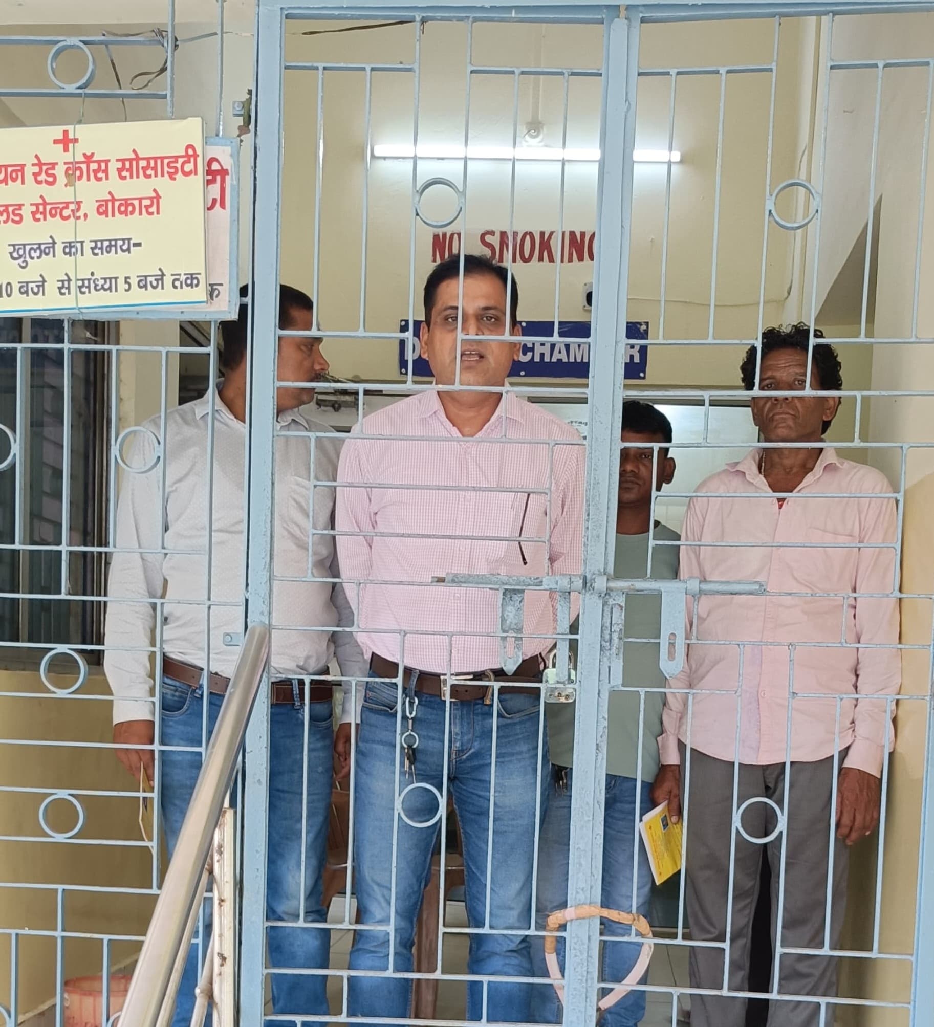 Bokaro News : ब्लड नहीं मिला, तो परिजनों ने रेडक्राॅस ब्लड बैंक में जड़ा ताला