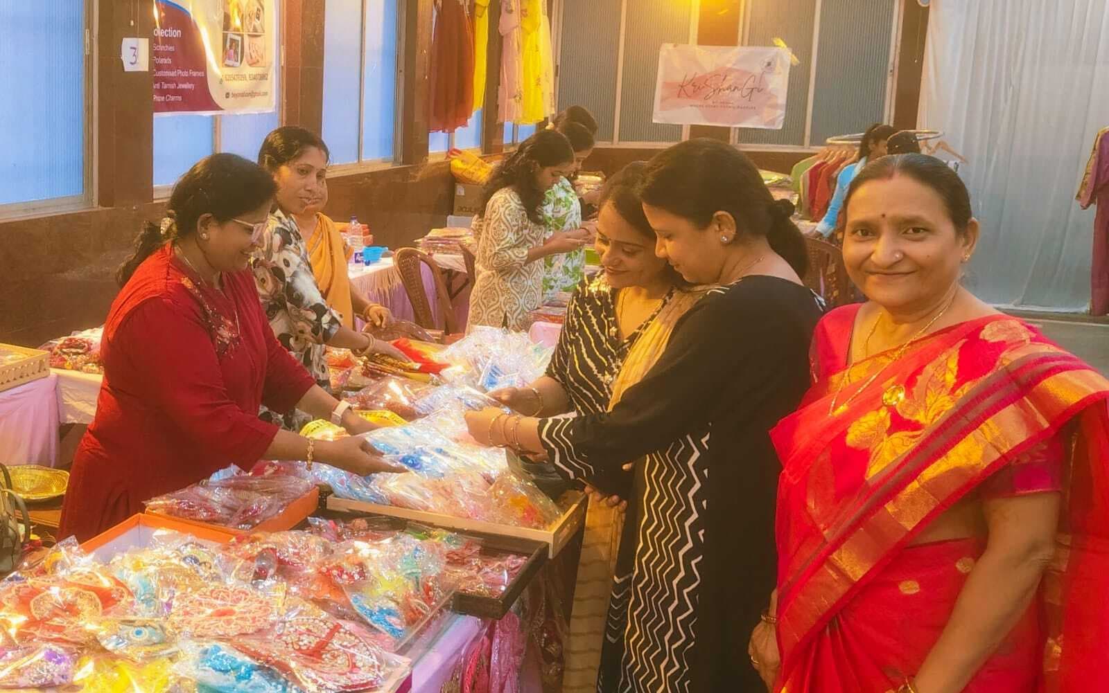 मेला में लगे स्टॉल में महिलाओं ने बेहतरीन कला का किया प्रदर्शन