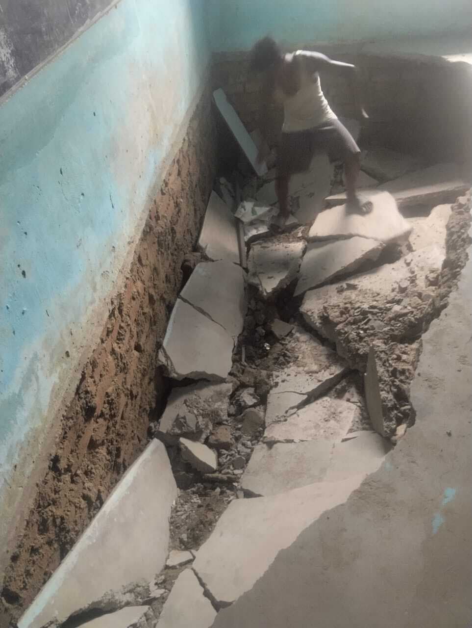 फर्श धंसने से बाल बाल बचे स्कूली बच्चे व शिक्षक
