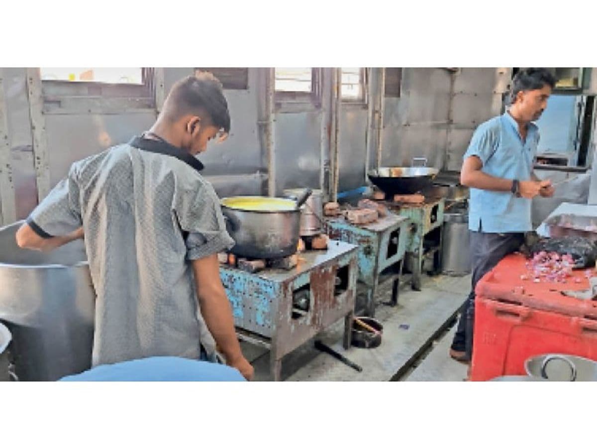 Gaya News : कांवरियों के लिए रेलवे की विशेष तैयारी, ट्रेनों में मिलेगा सात्विक भोजन