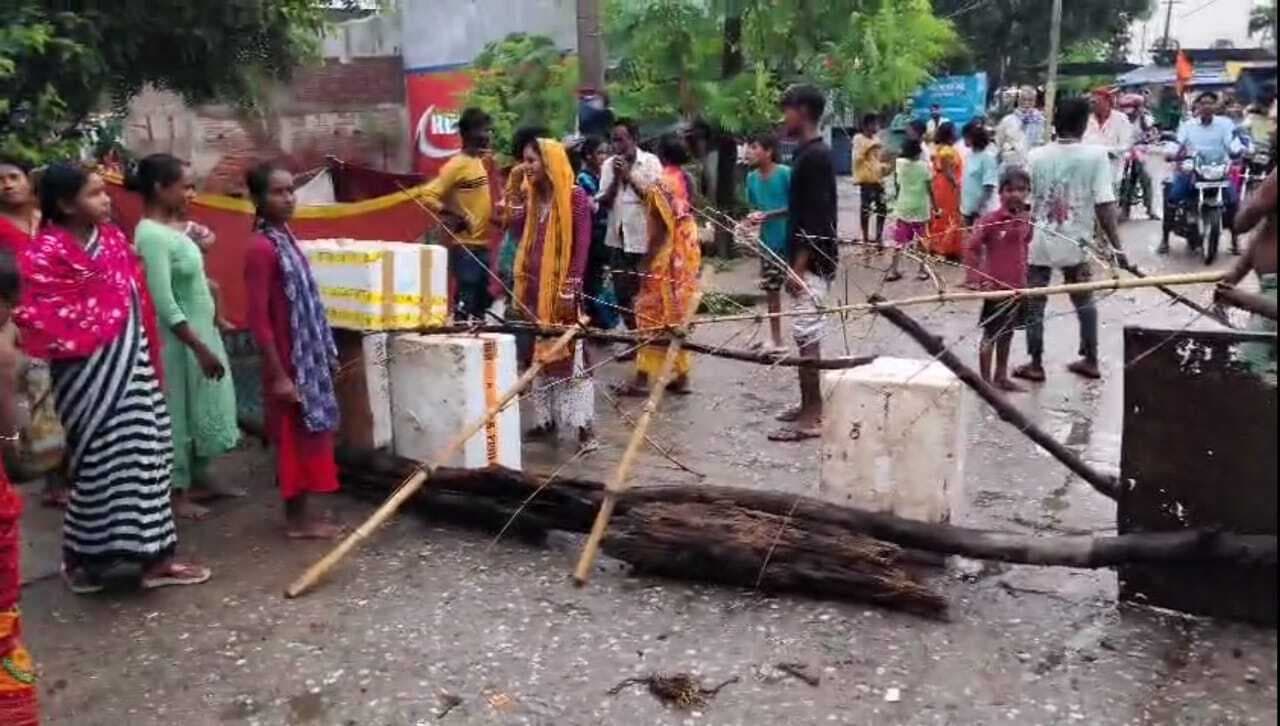 Gaya News : तेज बारिश से घरों और दुकानों में घुसा पानी, लोगों ने किया सड़क जाम