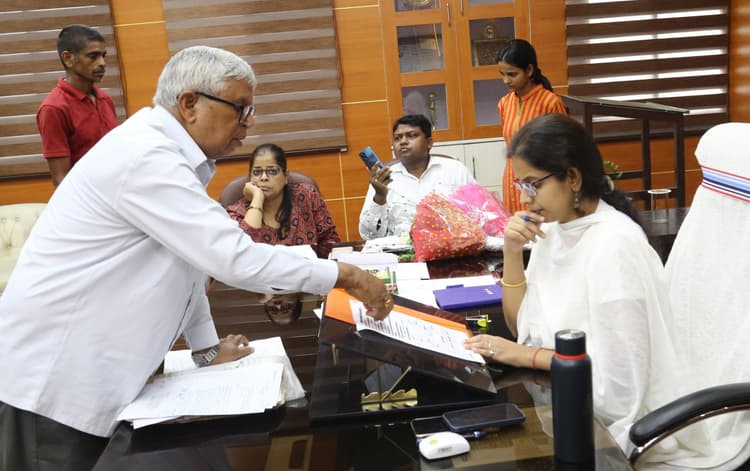 Bokaro News : जनहित से जुड़े मामलों का त्वरित हो निष्पादन : डीडीसी