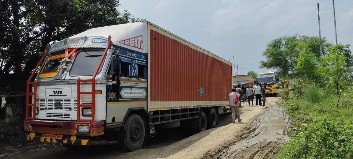 धोरैया-पुंसिया पथ पर गहरा पुल के पास फंसा कंटेनर, पांच घंटा जाम