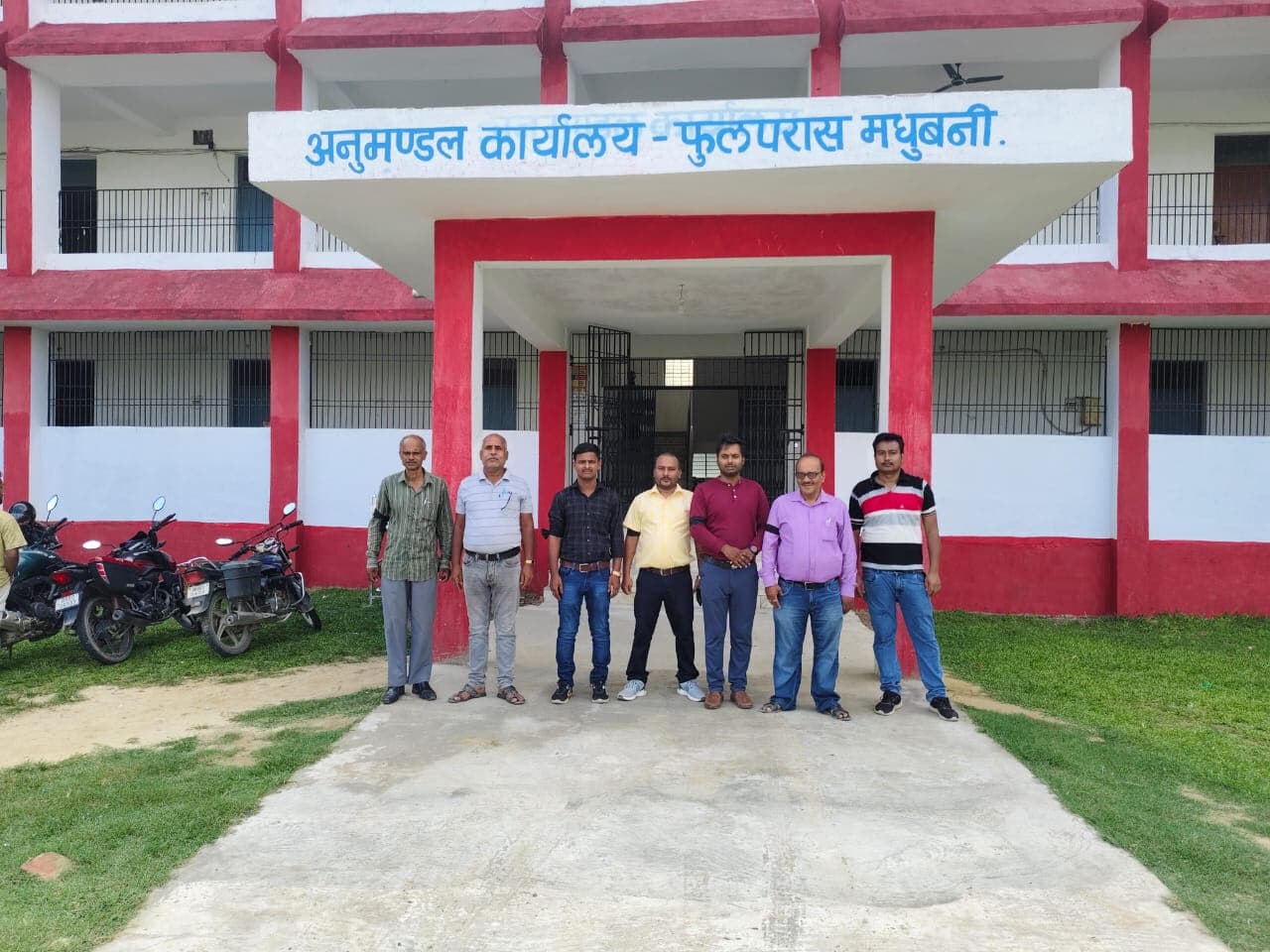 Madhubani News : कार्यालय लिपिकों ने दूसरे दिन भी काली पट्टी लगाकर किया काम