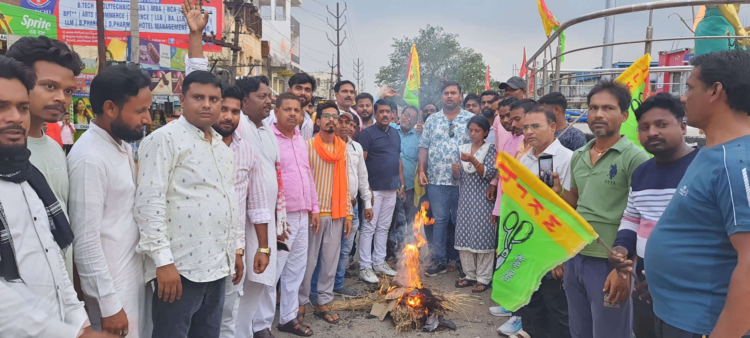 Bokaro News : मांडू विधायक का जगह-जगह पुतला दहन