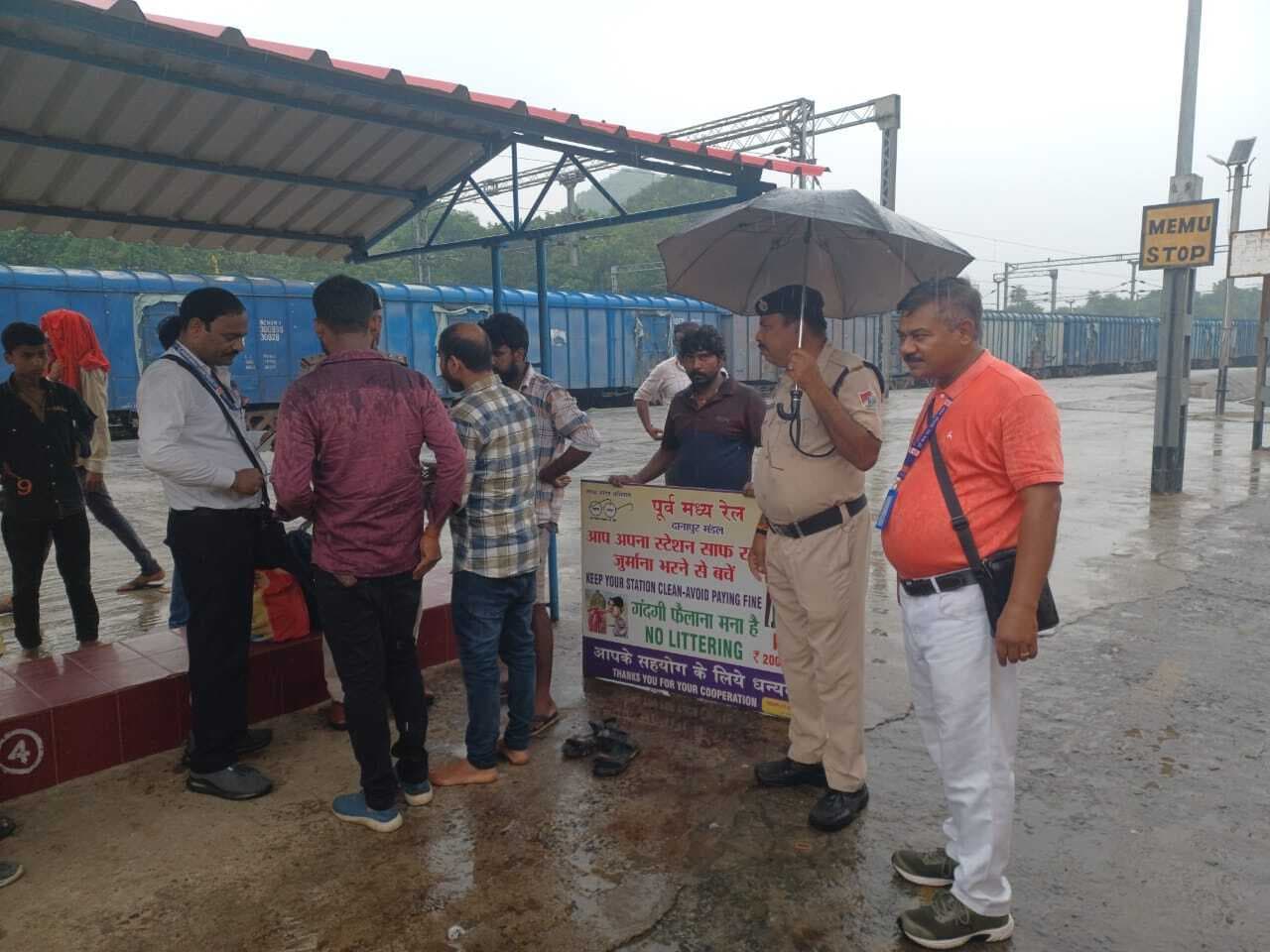 स्टेशन प्रबंधक की अगुवाई में रेलवे प्लेटफाॅर्म पर स्वच्छता को लेकर हुआ निरीक्षण