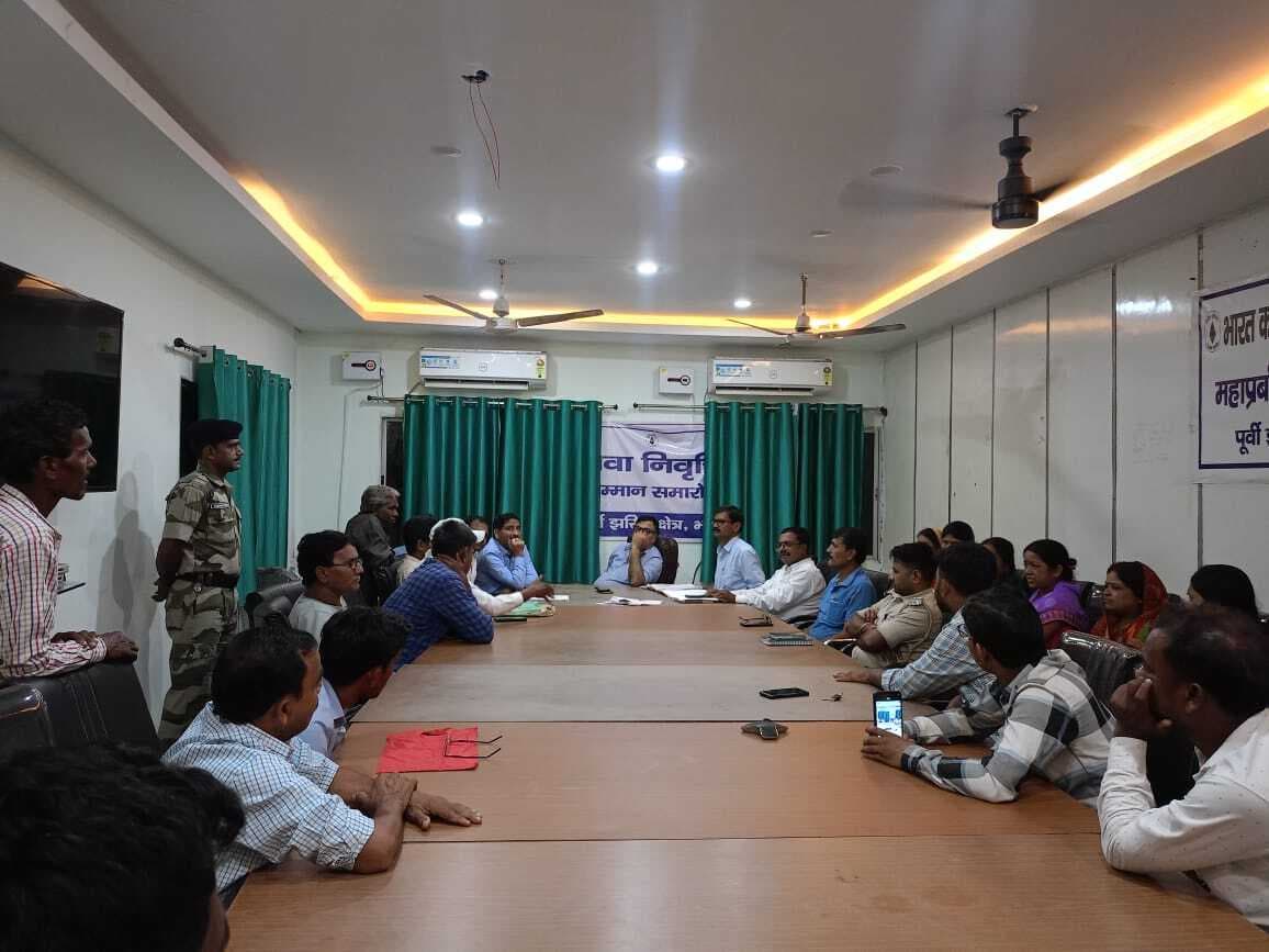 Dhanbad News : भौंरा के रैयतों की मांगों को ले इजे एरिया जीएम से वार्ता