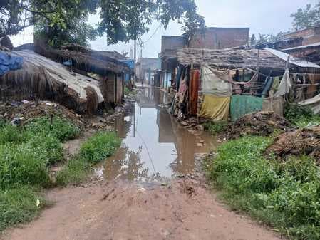 गंदे पानी और मच्छरों से त्रस्त कुशवाहा टोला के लोग