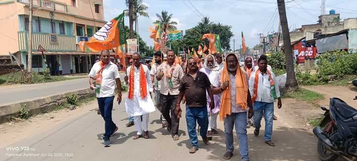 पोड़ैयाहाट में भाजपा कार्यकर्ताओं की आक्रोश रैली, प्रखंड कार्यालय में किया प्रदर्शन