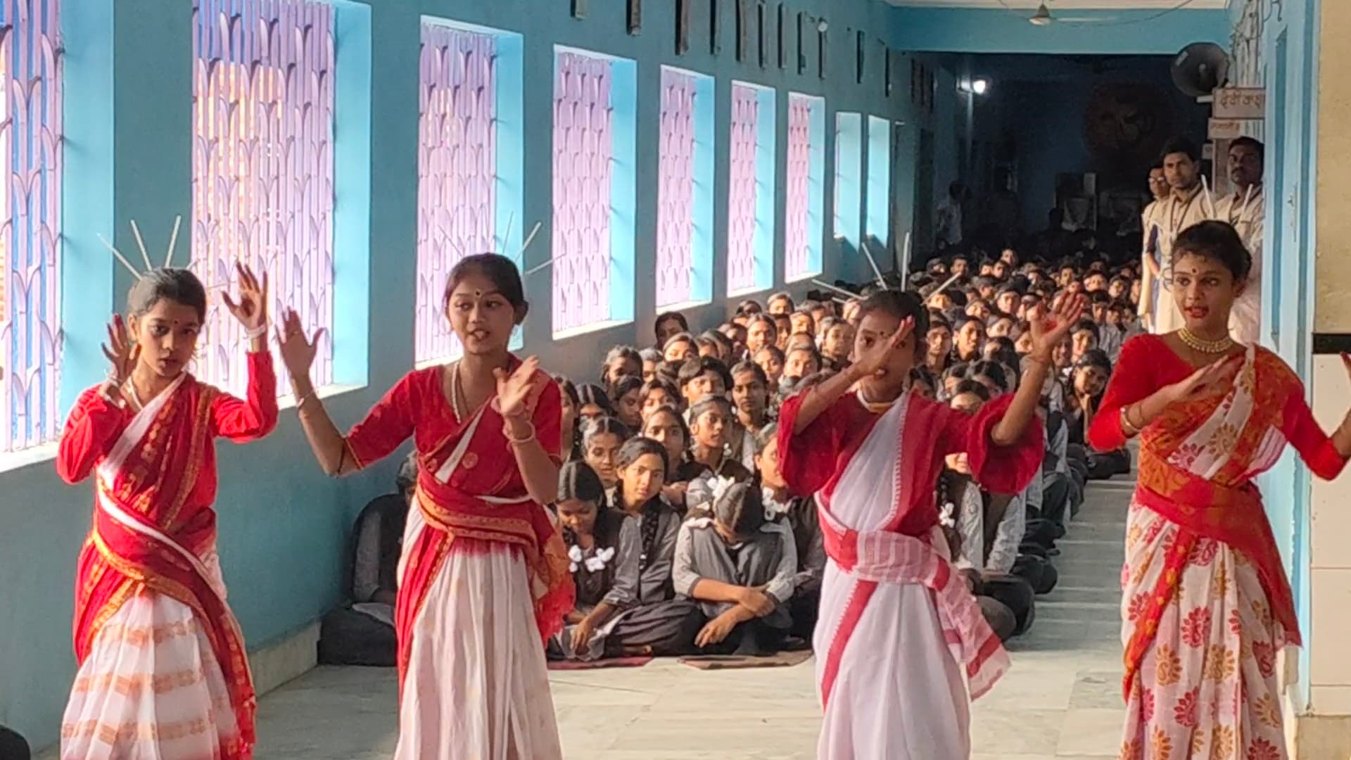 Seraikela Kharsawan News : विद्यार्थियों को स्मार्ट वॉच देकर सम्मानित किया