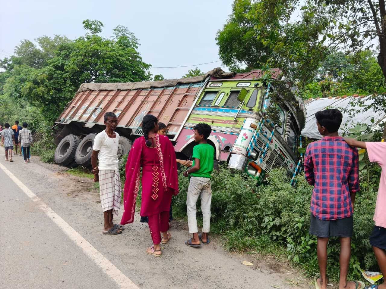 Seraikela Kharsawan News : दुगनी : गड्ढों से बचने के चक्कर में अनियंत्रित हुआ ट्रक, घर में घुसा