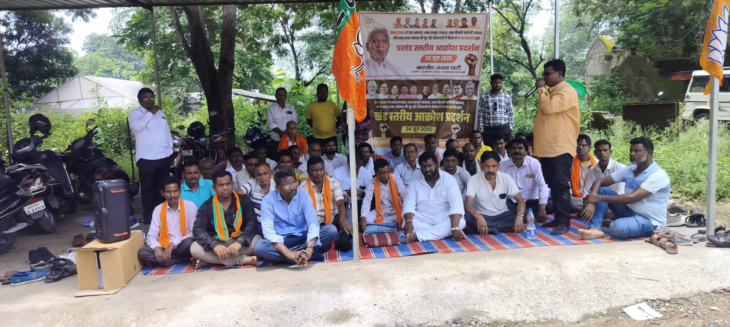 Seraikela Kharsawan News : वादों का झुनझुना बजाकर सत्ता में लौटे, अब जनता को ठग रहे : रमेश