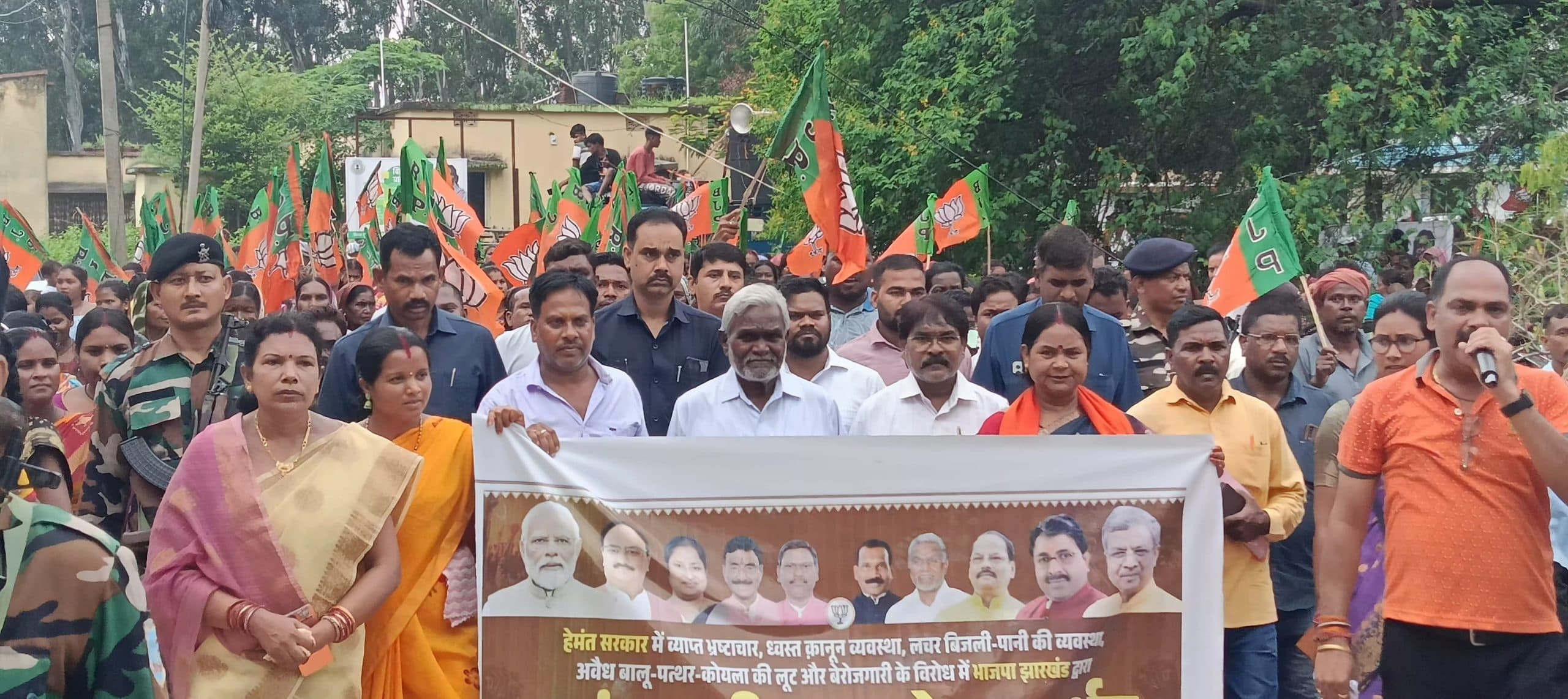 Seraikela Kharsawan News : बच्चों की किताबें कबाड़ में बिक रहीं, सरकार मौन