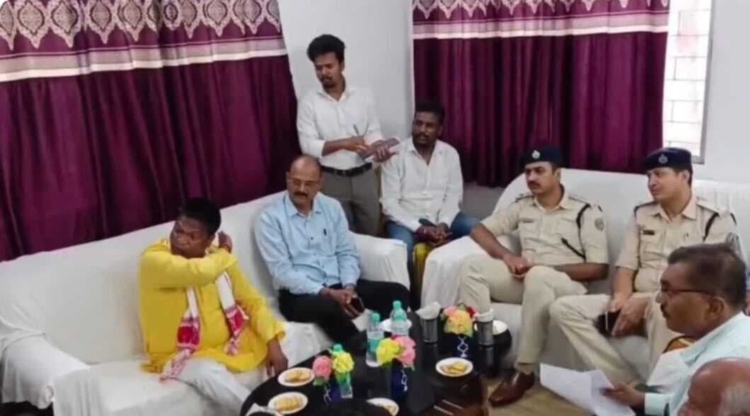 Dhanbad News : वार्ता के दौरान धनबाद सांसद ने खोया आपा, आउटसोर्सिंग कंपनी के जीएम को दी मारने की धमकी